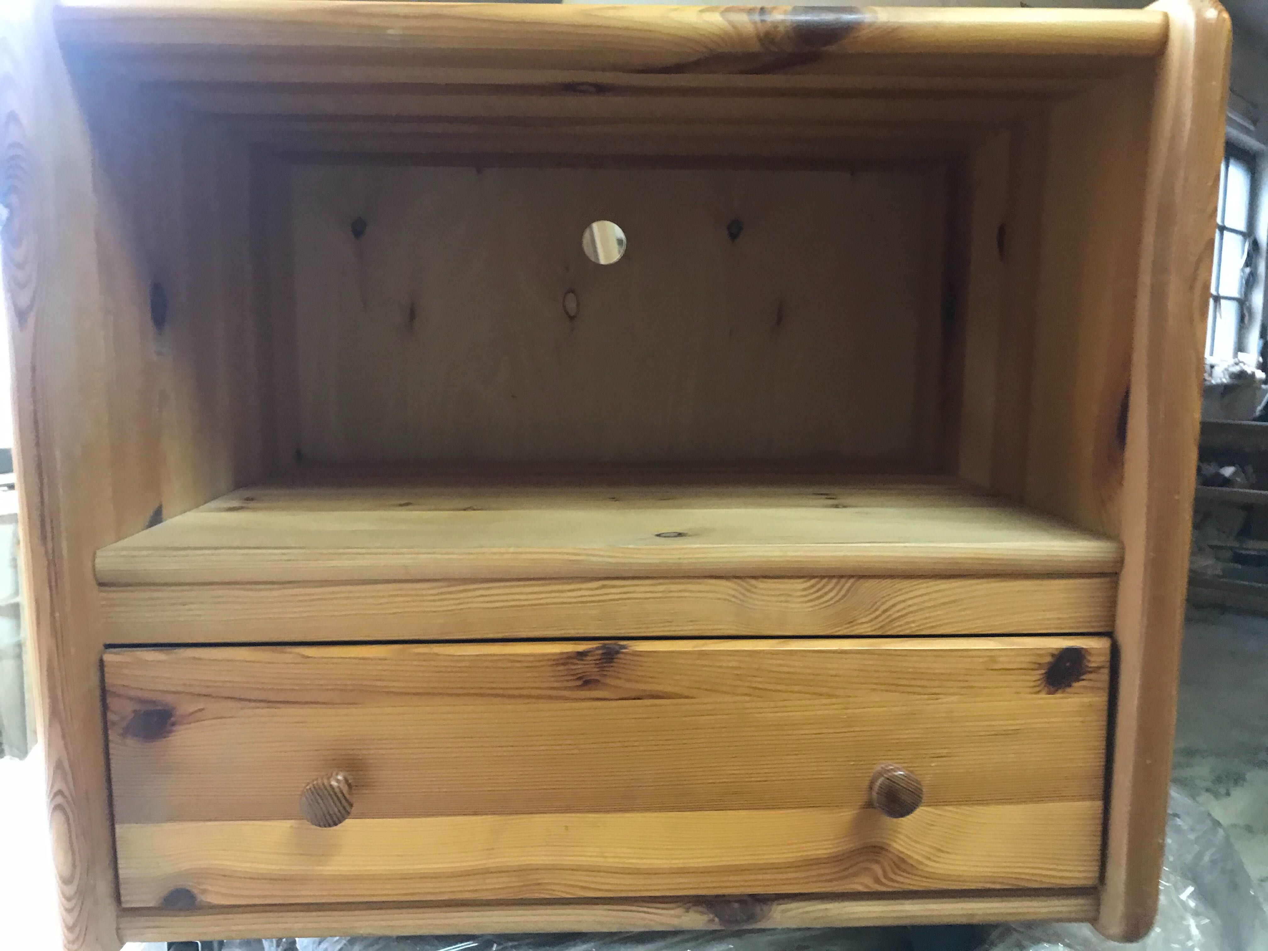 Stolik, szafka drewniana pod telewizor na kółkach z szufladą.