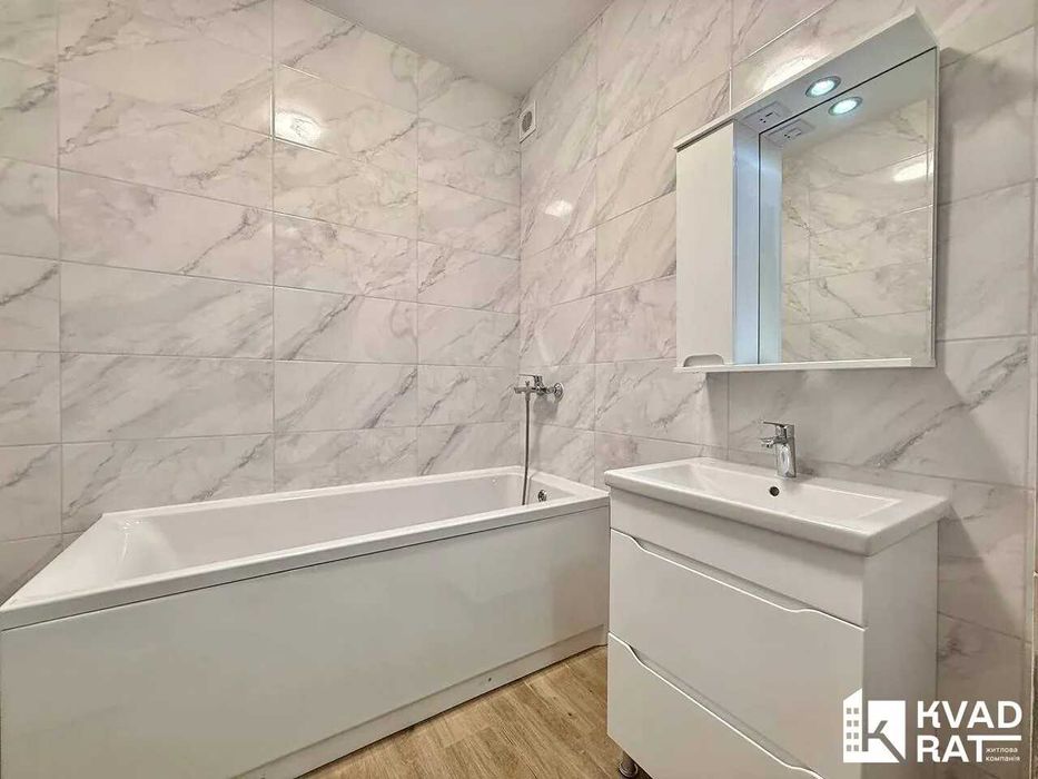 2 кім квартира з ремонтом, центр , 2 поверх