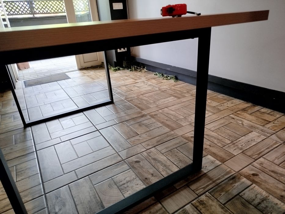 Дерев'яний стіл з металевими ніжками. Самовивіз