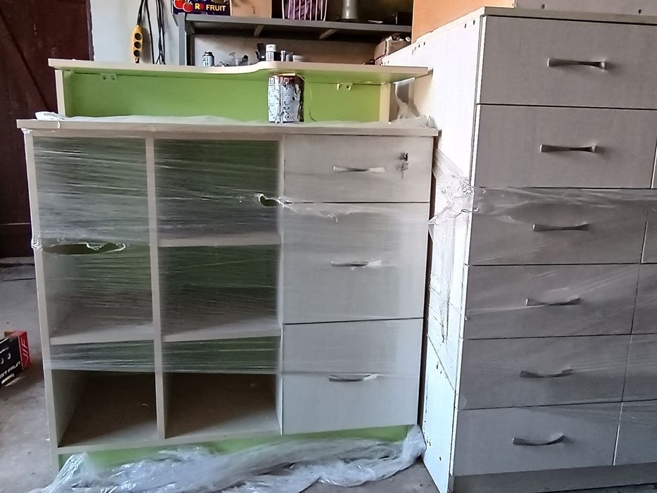 Продам комод з шухлядами і стелажем