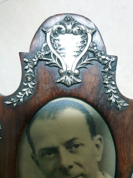 Maravilhosa antiga moldura em Pau Santo e prata portuguesa contrastada
