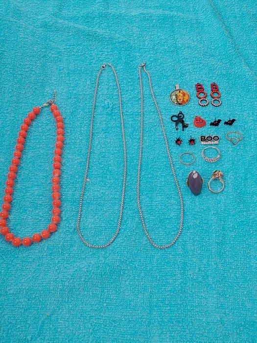 Лот біжутерія ципочки , буси , кільця , кулони .