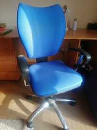 Cadeira escritório giratória com suporte de braços e pés cromados