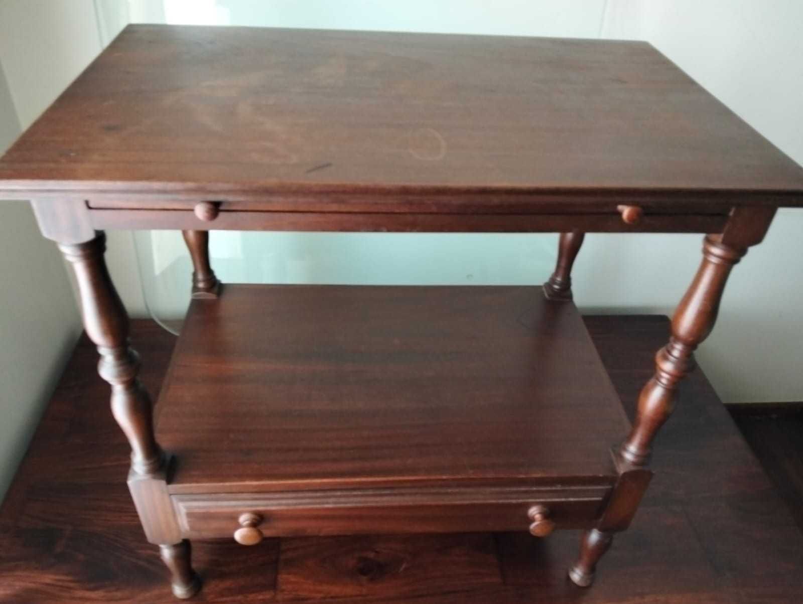 Mesa em mogno com prateleira