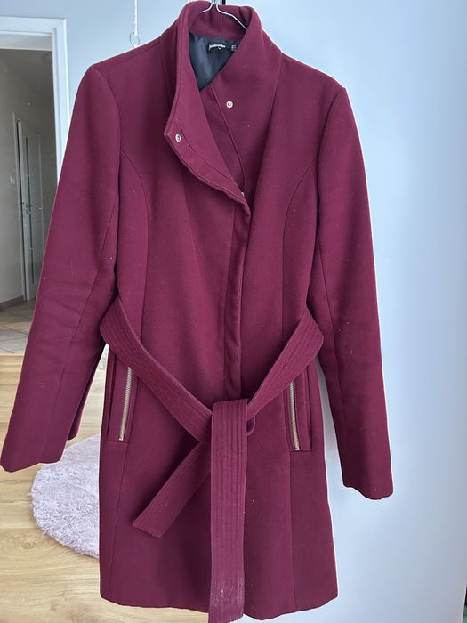 Bordowy płaszcz wiązany stradivarius 38
