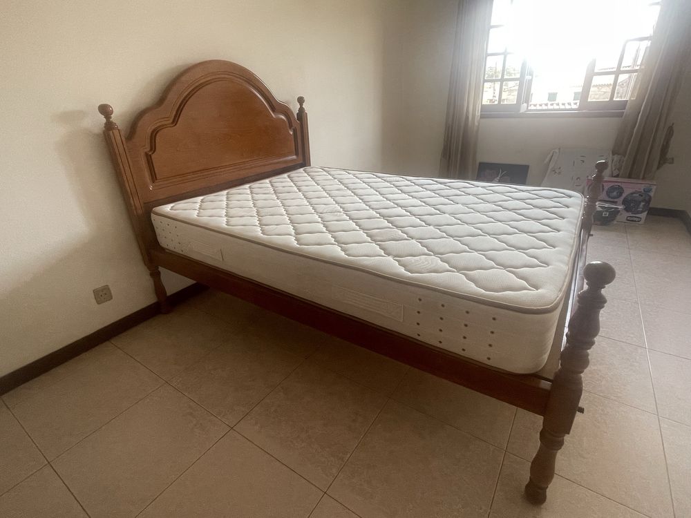 Cama de casal como nova e colchão com pouco uso