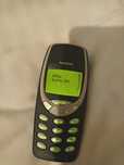 Widoczny na zdjęciu telefon to klasyczna Nokia 3310.