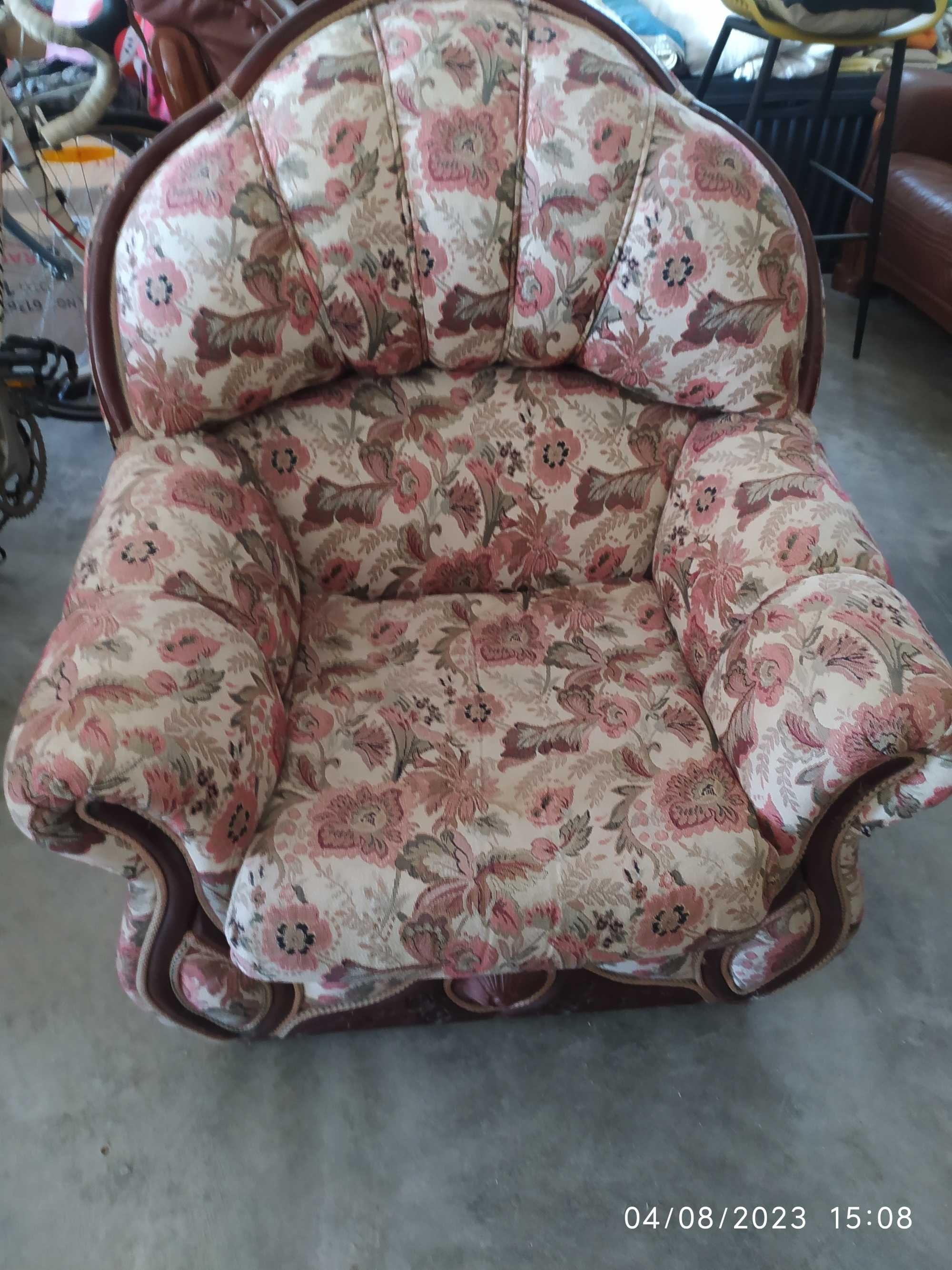 Vendo conjunto de sofá cama e duas poltronas