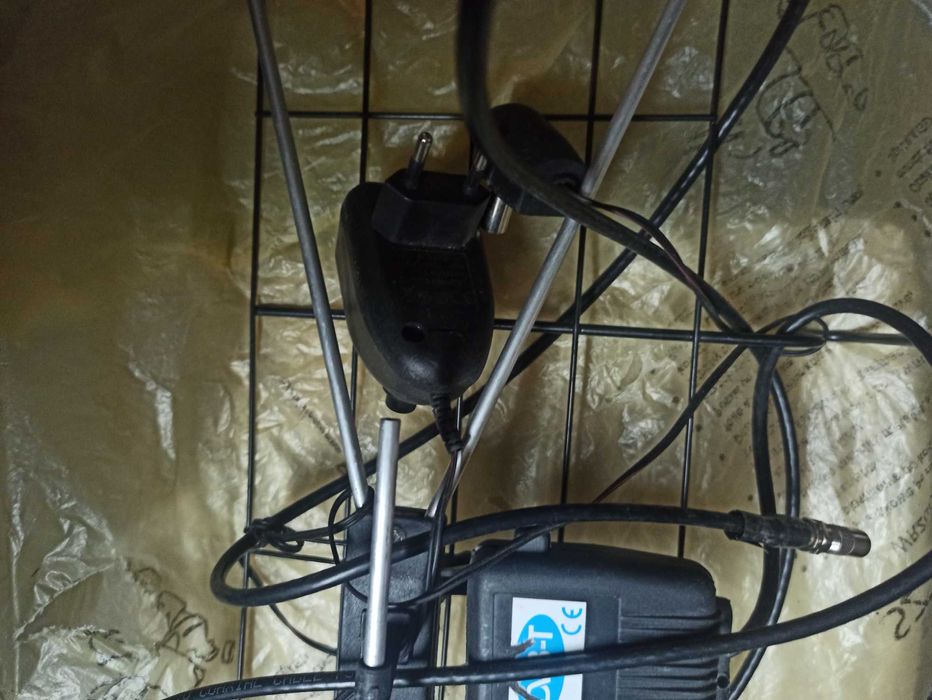 Antena pokojowa z zasilaczem