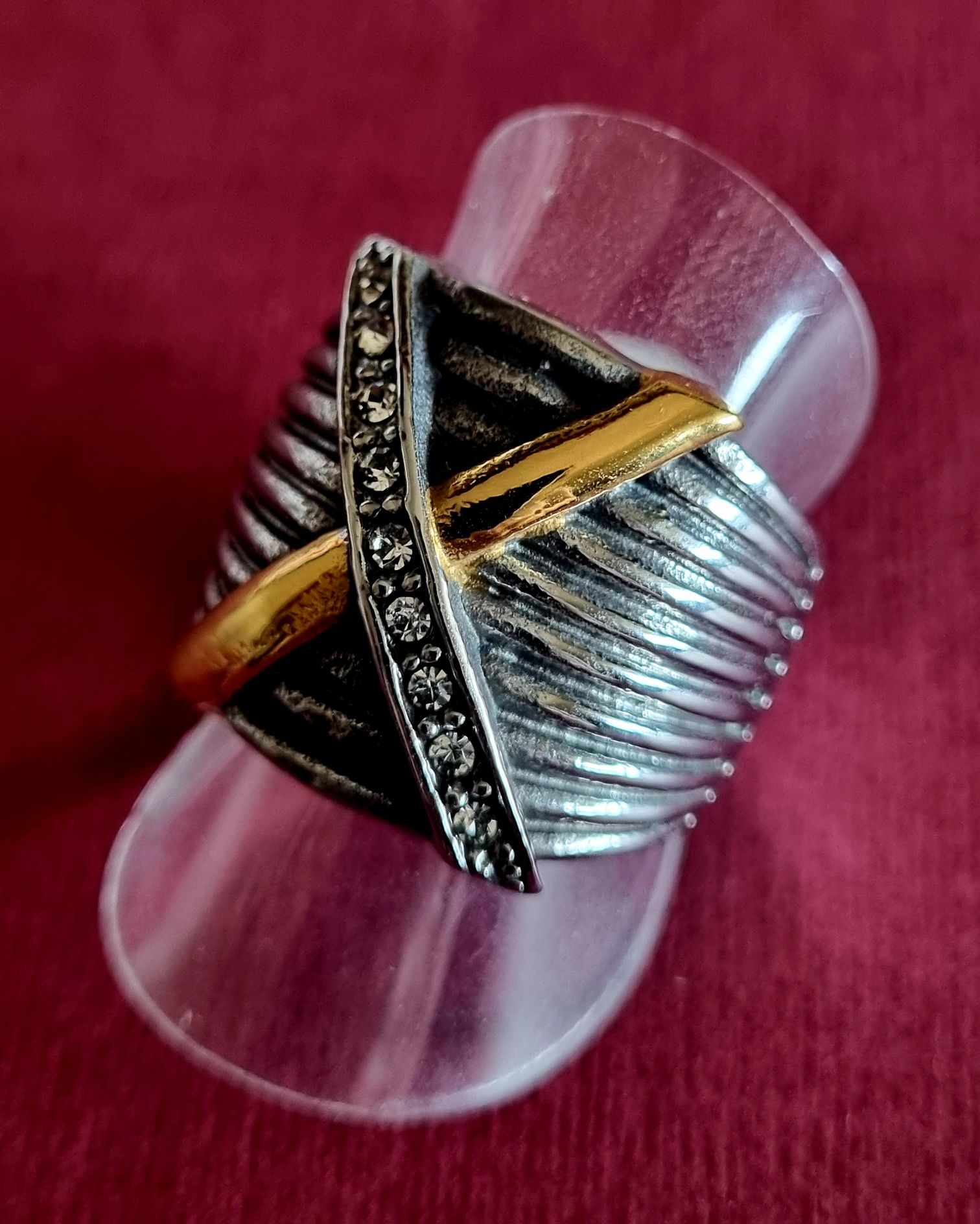 Anel prateado, em aço, com X dourado e com zirconias. T17/18