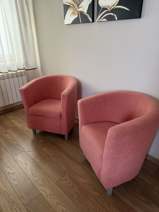 Fotele w kolorze ceglanym