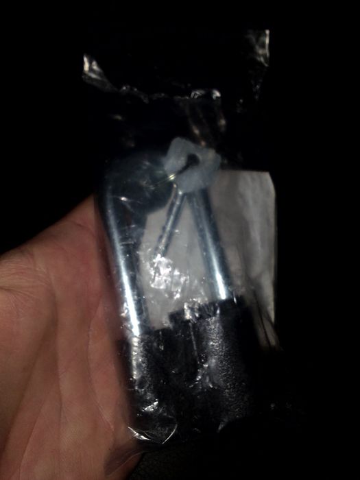 Новый навесной замок в упаковке