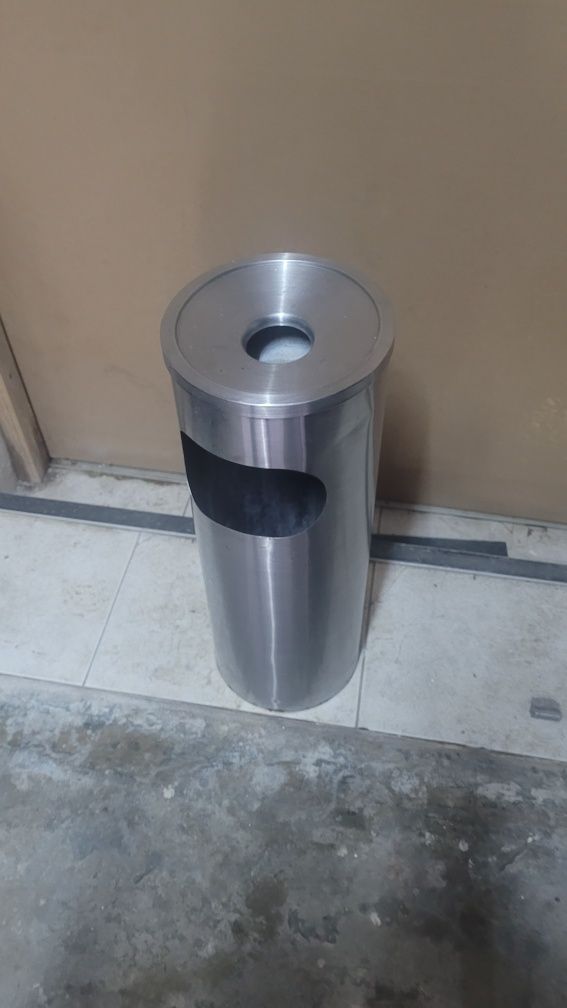 Caixotes do lixo com cinzeiro inox