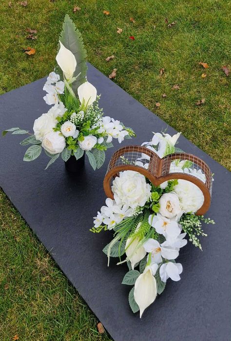 Komplet kompozycji kwiatowych na grób STROIK + bukiet Z602