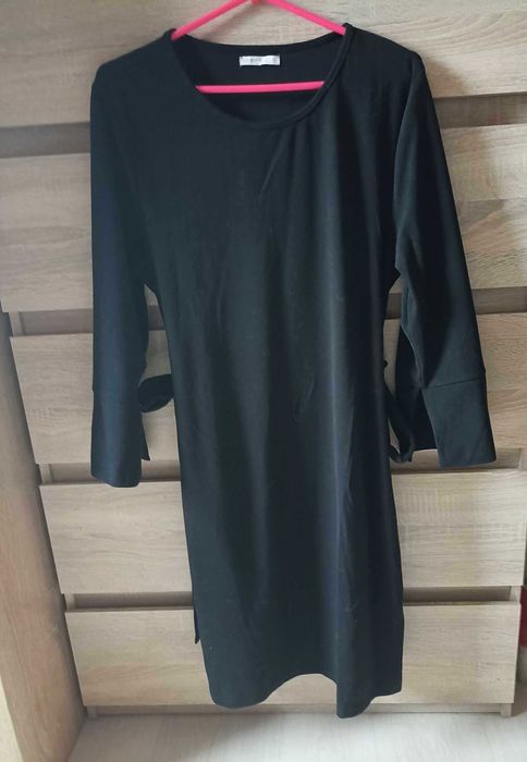 mała czarna z paskiem