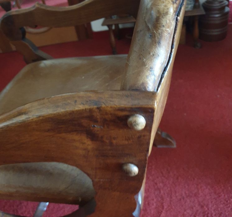 Cadeiras com braços e couro