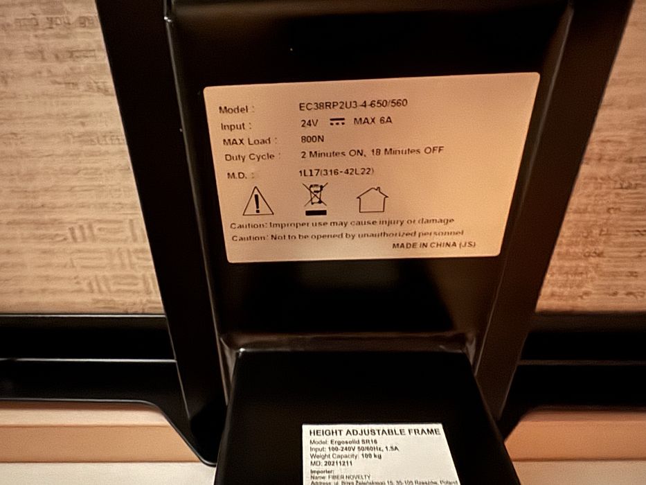 Biurko podnoszone elektrycznie i fotel gamingowy Ikea