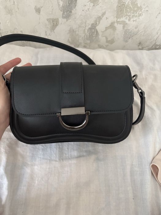 Чорна шкіряна сумка