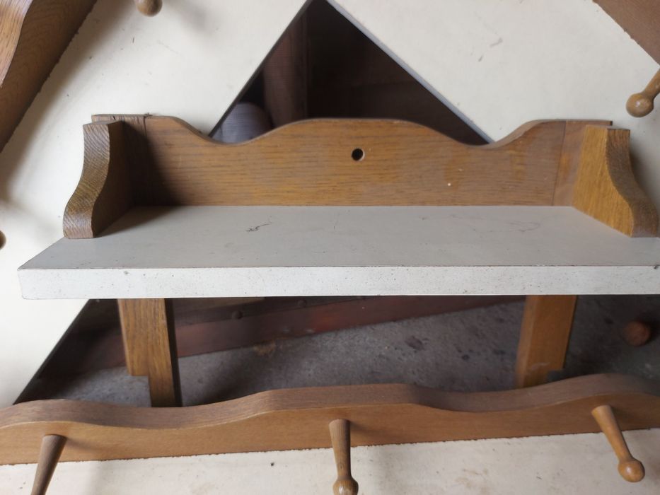 Komplet półek z wieszaczkami