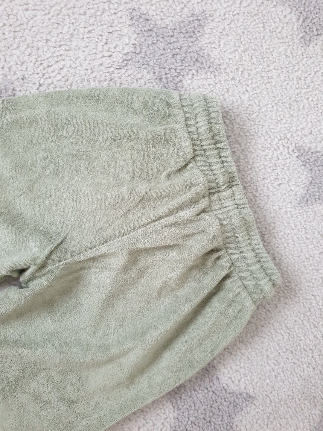 Spodenki dresowe H&M chłopięce khaki welur krótkie 116