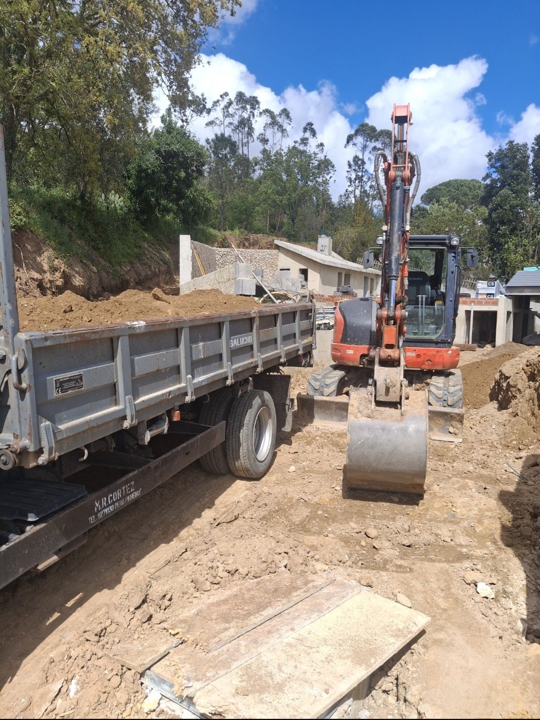 Trabalho de giratória e camioneta basculante