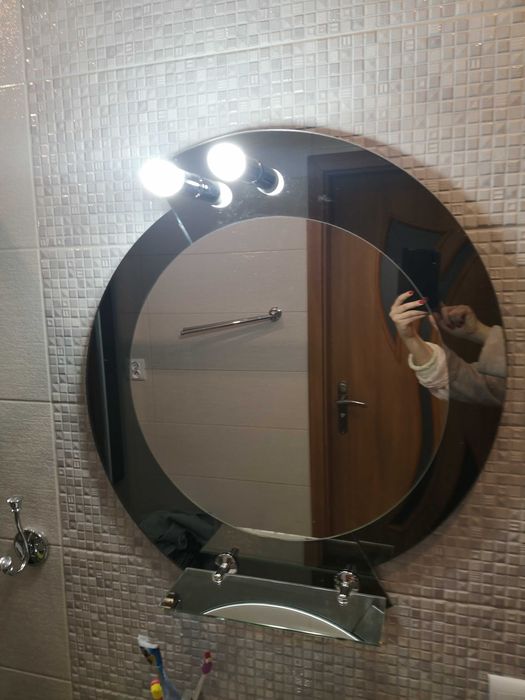 Lustro z oświetleniem i półką