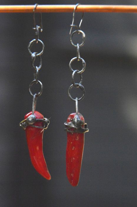 Papryczki czerwonego korala - witrażowe kolczyki na łańcuszkach