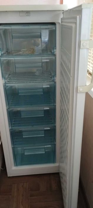 Продам морозильну камеру-шкаф  Elenberg  М 208. Стан новоі