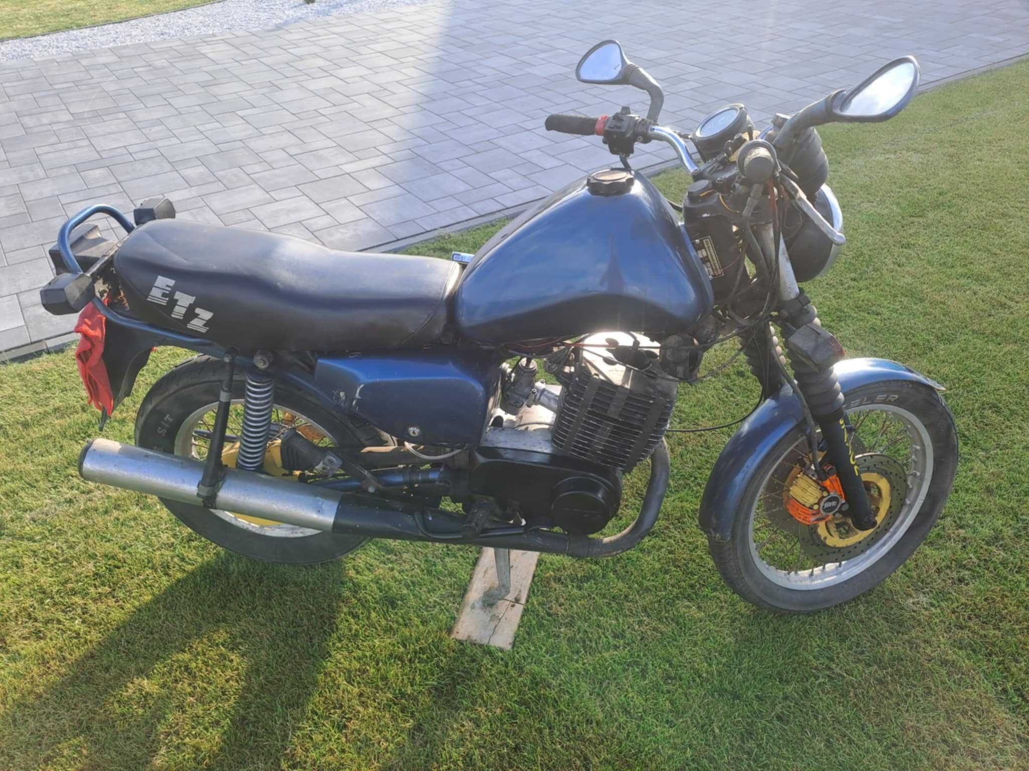 Motocykl MZ 251.