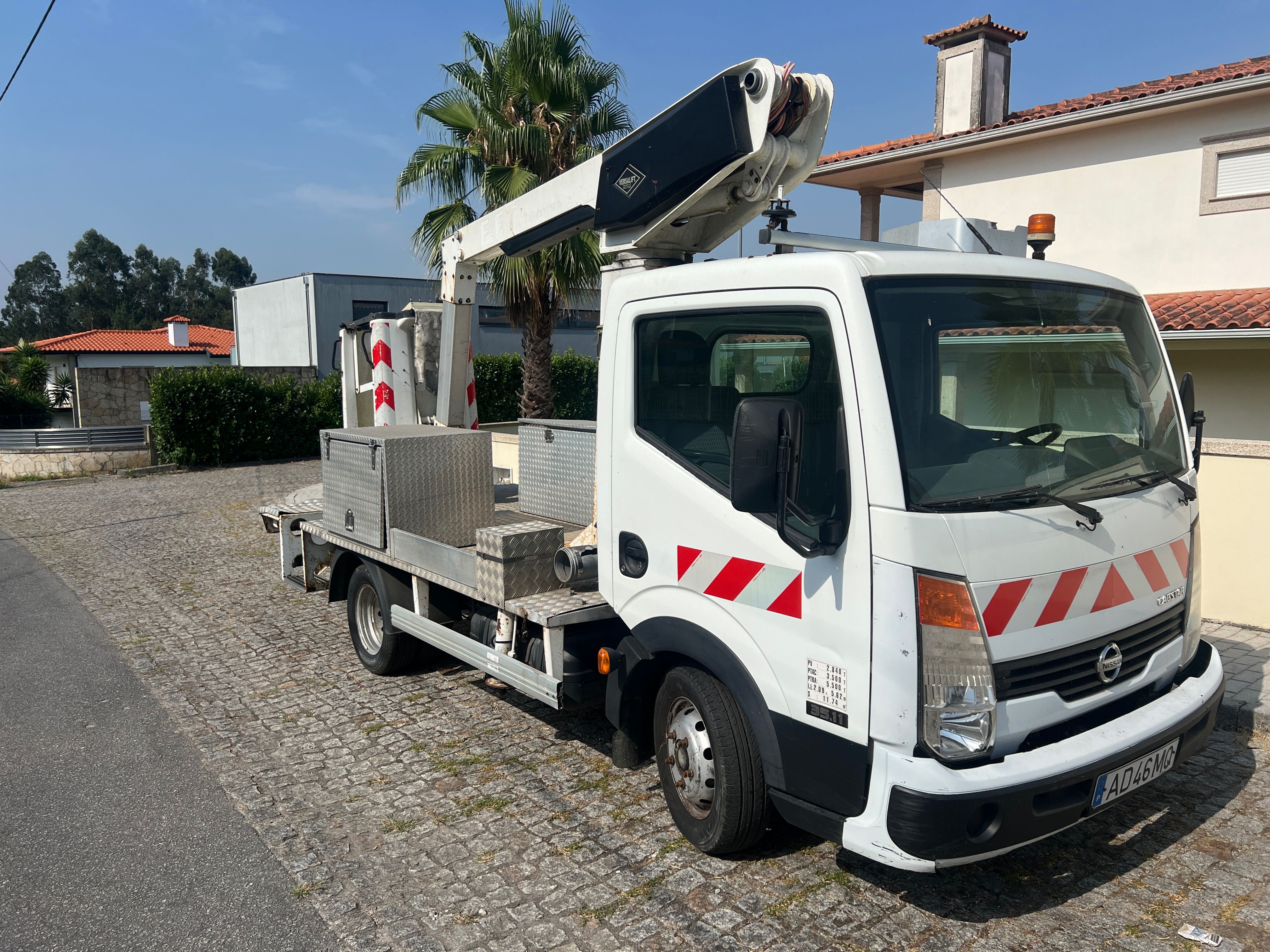 Nissan Cabstar 2.5 Dci com Grua