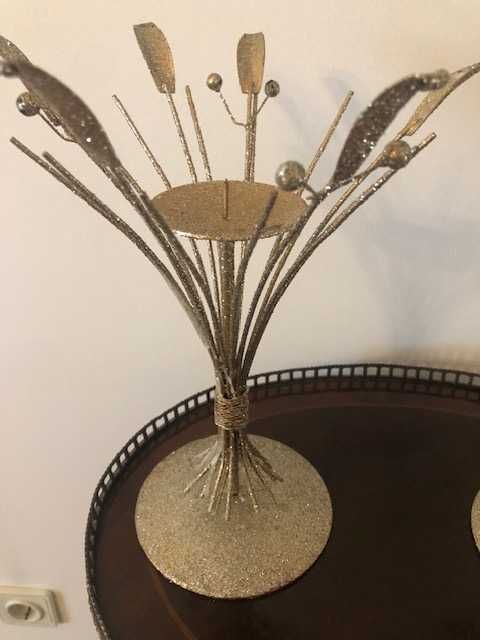 Castiçais decorativos em dourado com brilho
