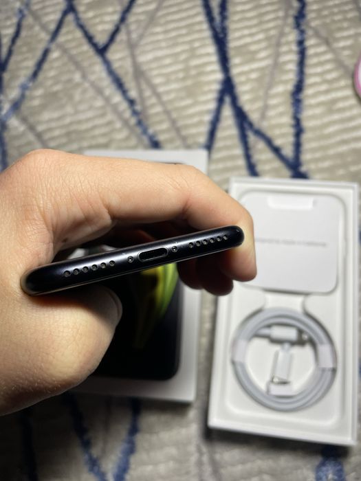 iPhone se 2020 black 64gb newerlock