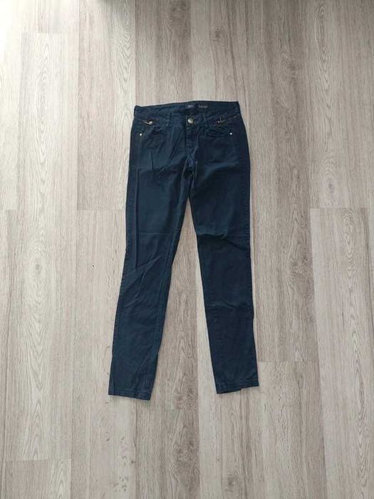 Granatowe rurki skinny damskie z ozdobnymi suwakami Bershka 32