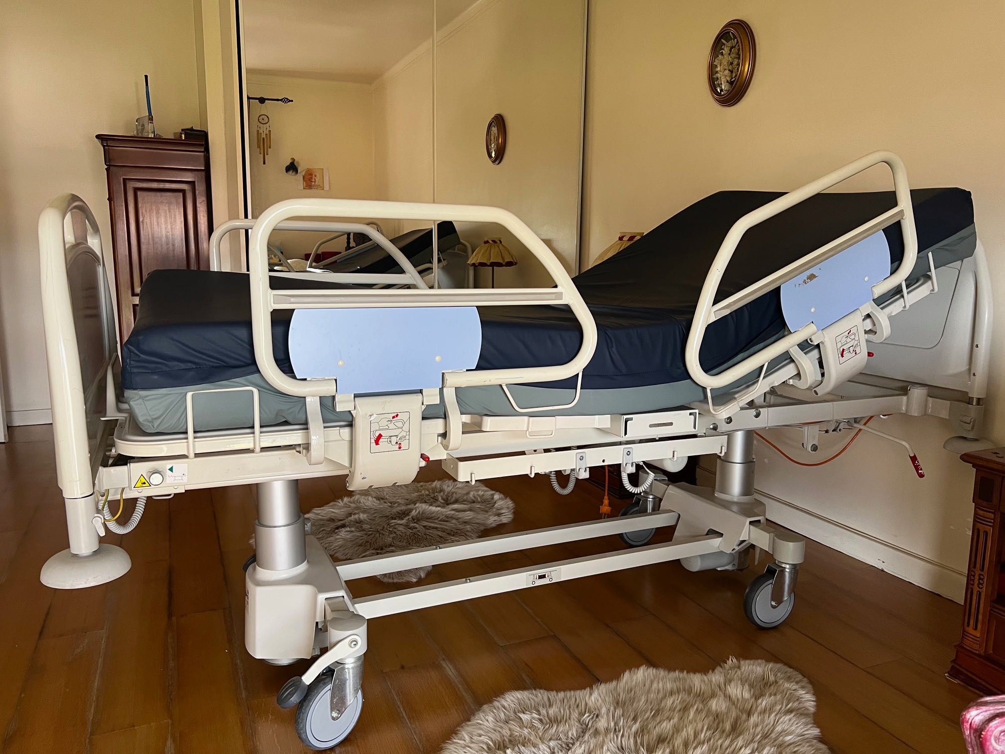 Cama hospitalar articulada com colchão incluído em muito bom estado