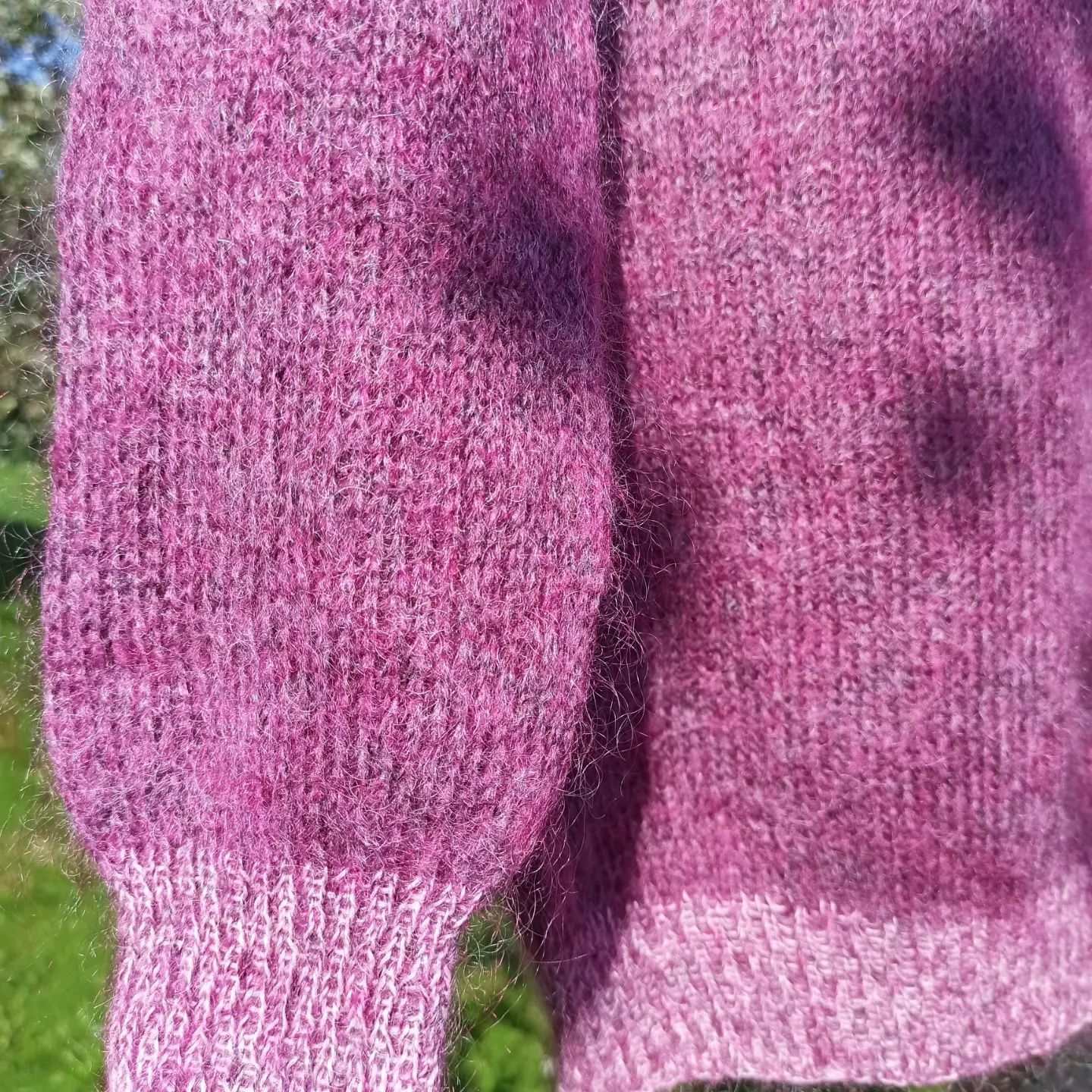 Sweter z moheru robiony na drutach