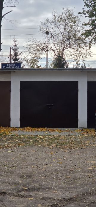 Garaż murowany przy stacji kolejowej Łowicz Przedmieście