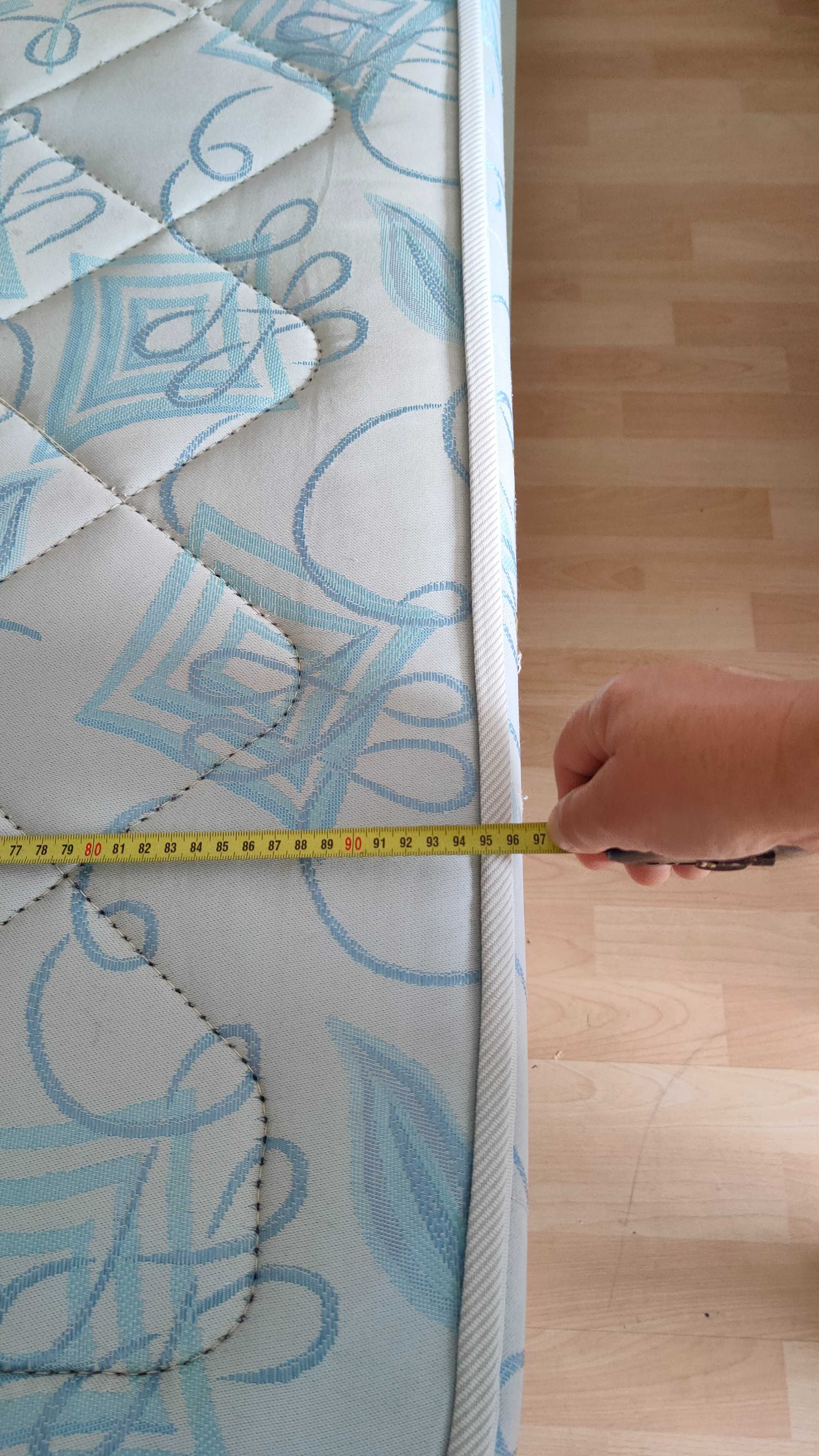 Cama individual com estrutura metálica resistente e colchão 195X96cm