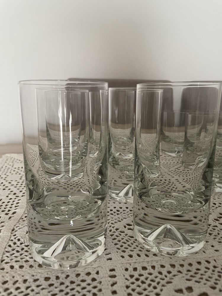 Zestaw kieliszkow i szkalnek do drinkow