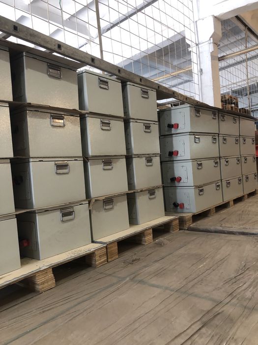 Корпуси під акумулятори  металеві з  ручками і клемами 400а