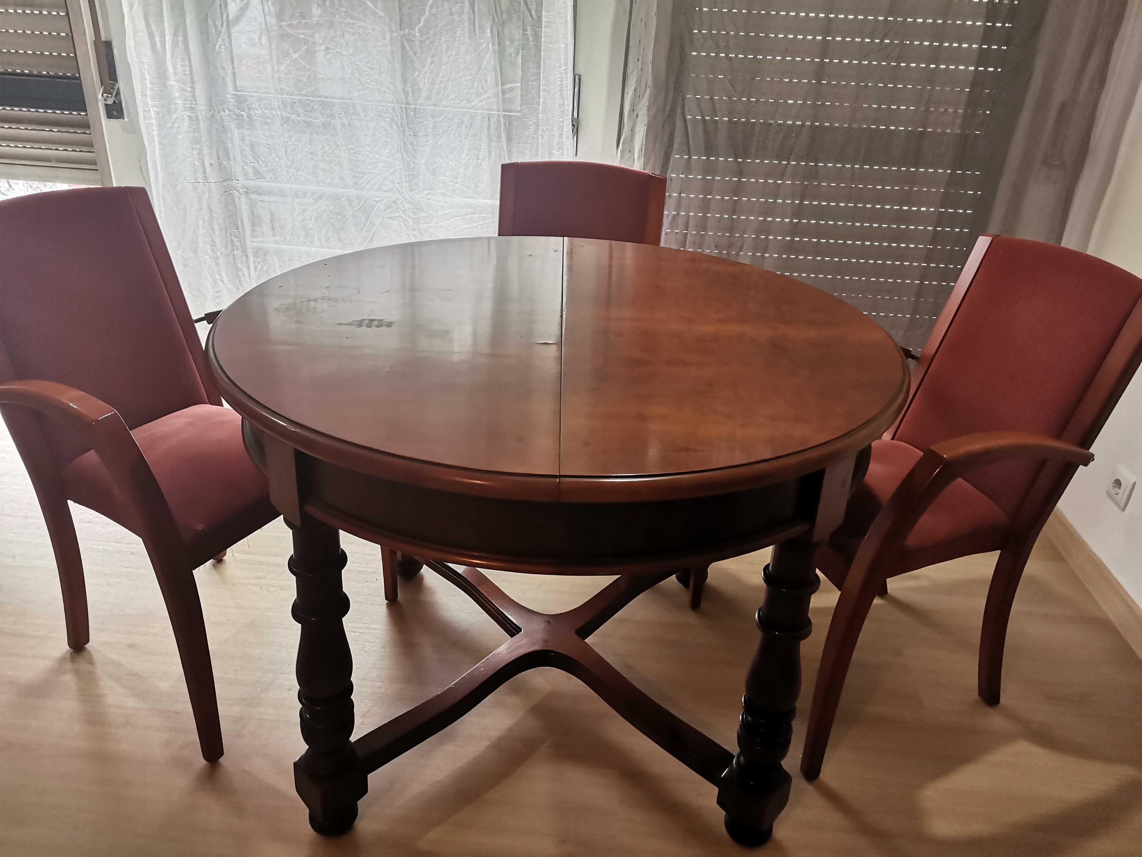 Mesa extensível com cadeiras