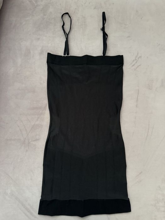 Halka modelująca Triumph L bielizna wyszczuplająca czarna sukienka