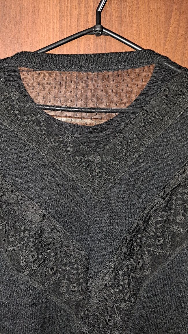 Czarny sweter z ażurowimi plecami