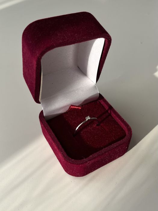 Pierścionek zaręczynowy z białego złota z brylantem