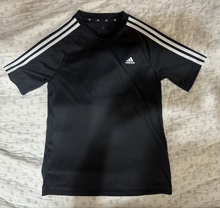 Чорна футболка adidas