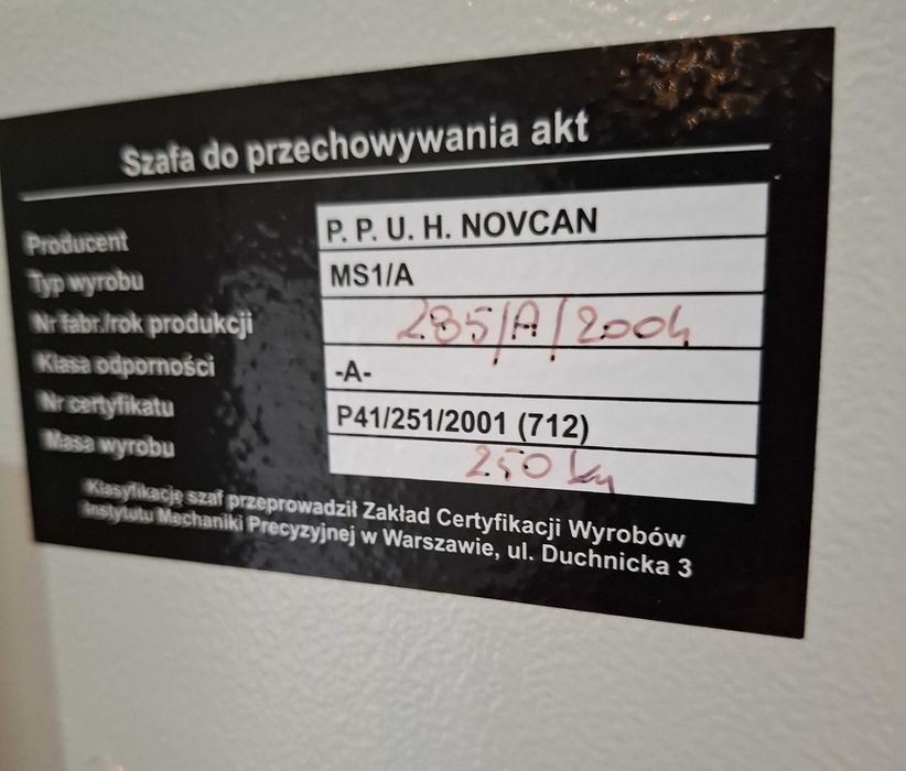 Szafa pancerna Novcan, dwa zamki 250 kg, skrytka 160/70/60 cm