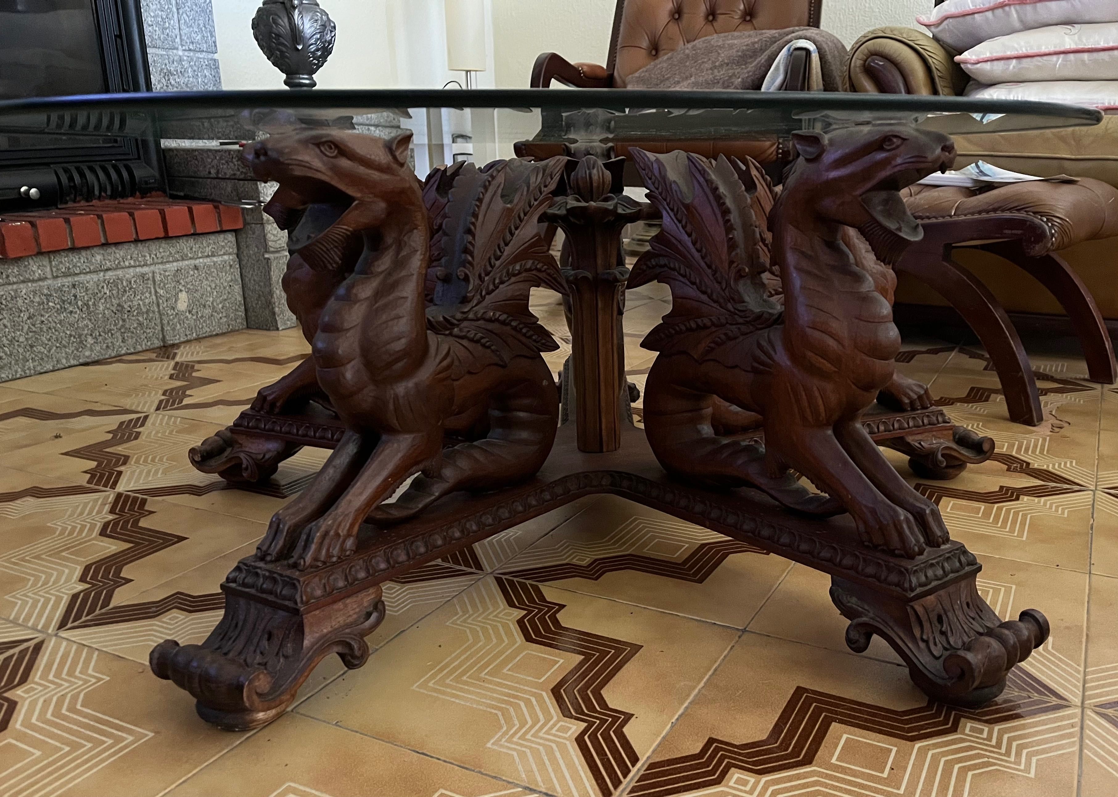 Mesa de madeira maciça com 5 dragões trabalhados á mão
