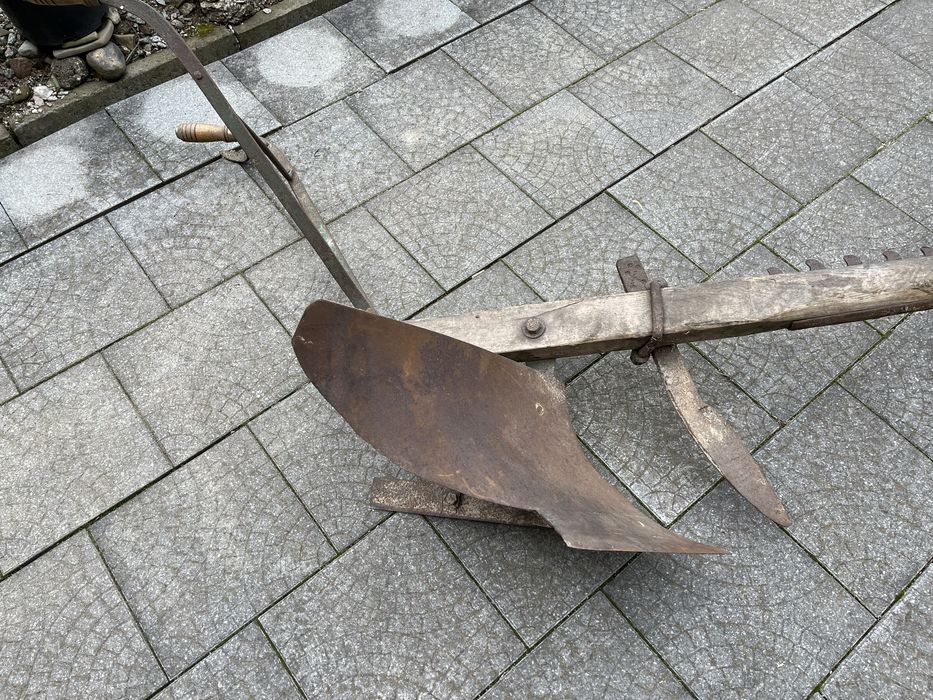 Stary pług konny, antyk