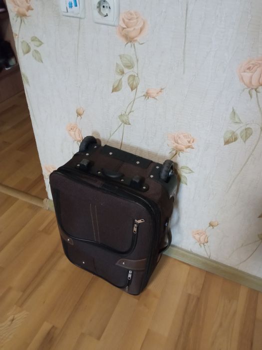 Продам лёгкий чемодан на колесах Single..