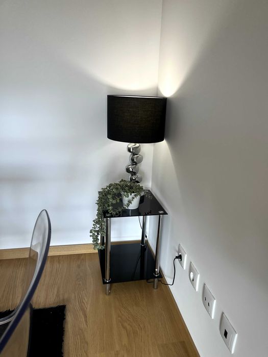 Mesa de apoio - vidro preto e pernas metal