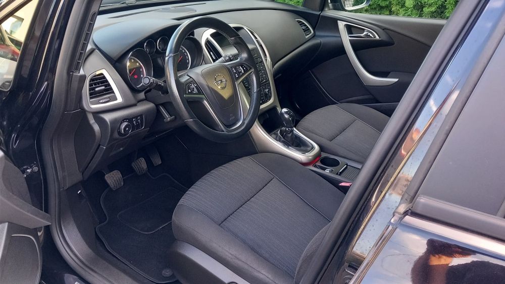 Opel Astra J 1.6 16v 115km stan BDB podgrzewane siedzenia i kierownica